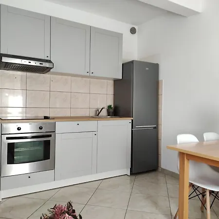 Cozy In In Quiet Neighborhood Apartment Split